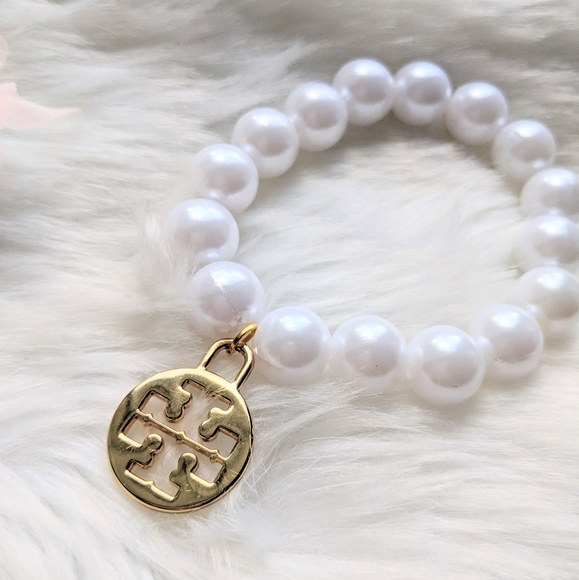 Tory Burch Large Logo Charm on Pearl Bracelet New - Picture 5 of 6